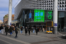 904118 Gezicht op de ingang van Hoog Catharijne The Mall (winkelcentrum Hoog Catharijne) op het Stationsplein te ...